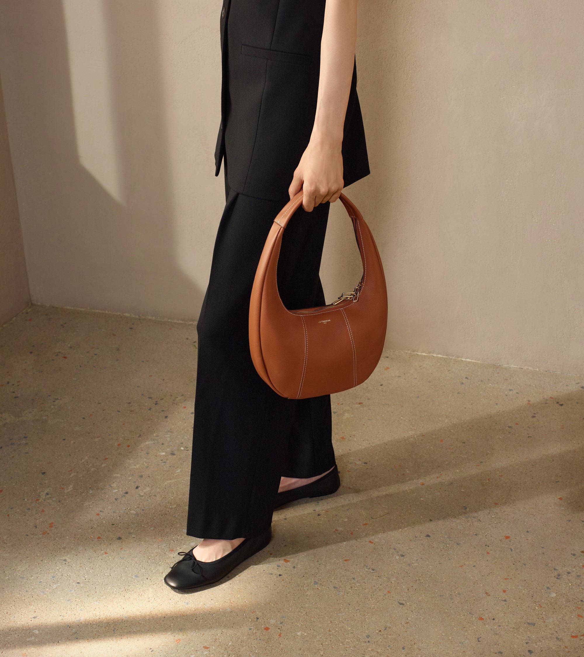 Mittelgroße Hobo-Tasche Modell Juliette aus genarbtem Leder
